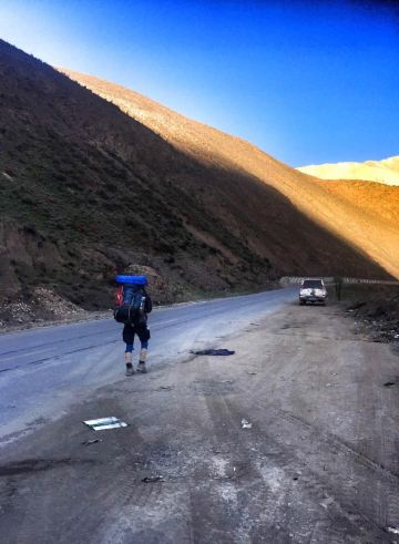 在路上我们遇到了这位独自徒步到拉萨的人,他来自深圳,遇到他那天已经