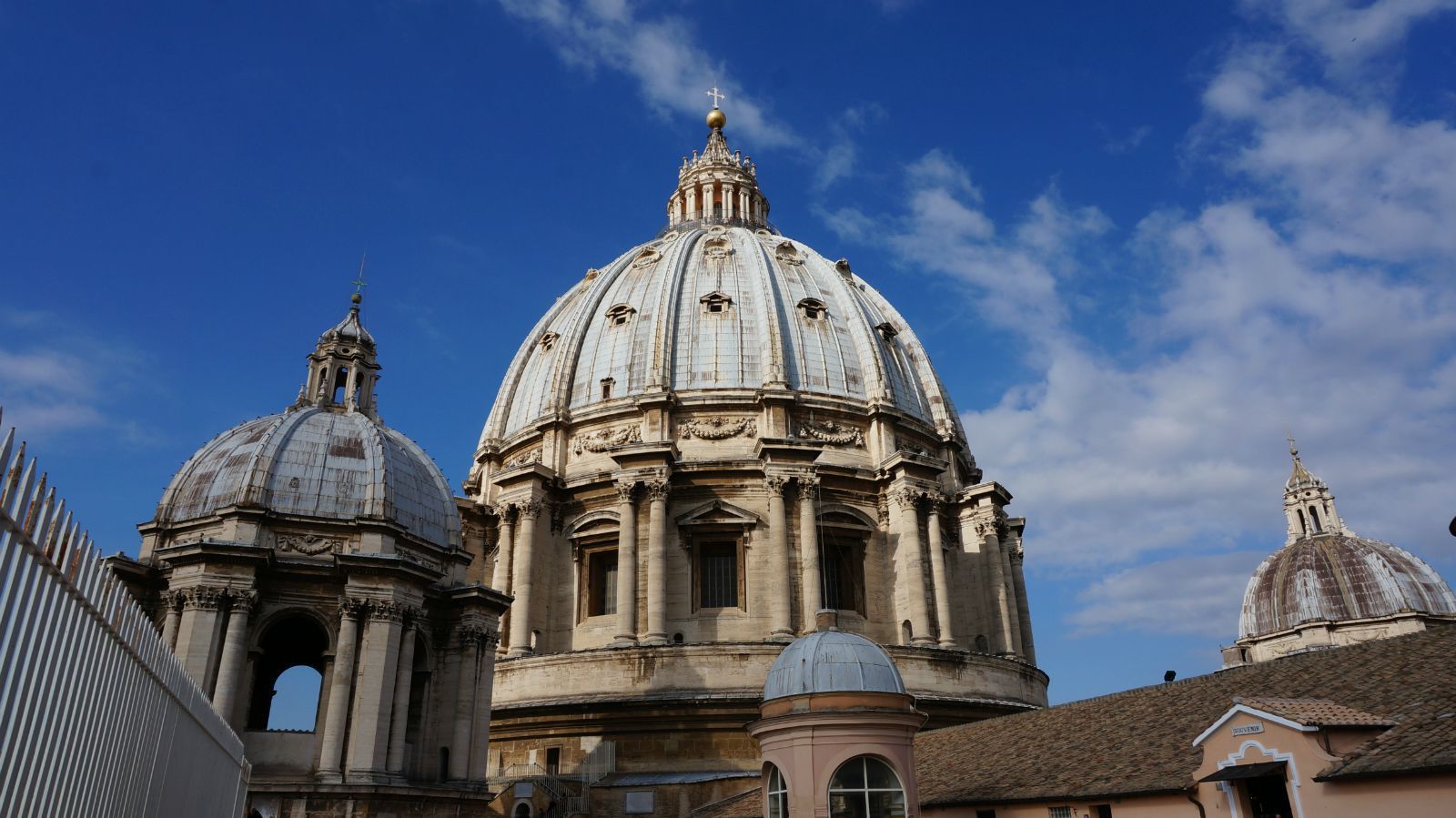 中间最大的穹顶是米开朗基罗设计的 圣彼得大教堂