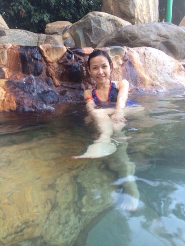 辣妈携女玩抚仙湖泡弥勒温泉