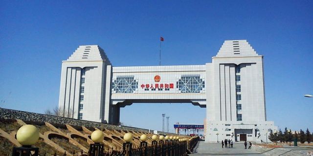 2天8个旅行地 参观海拉尔的民族博物院,战争纪念园,游览满洲里国门