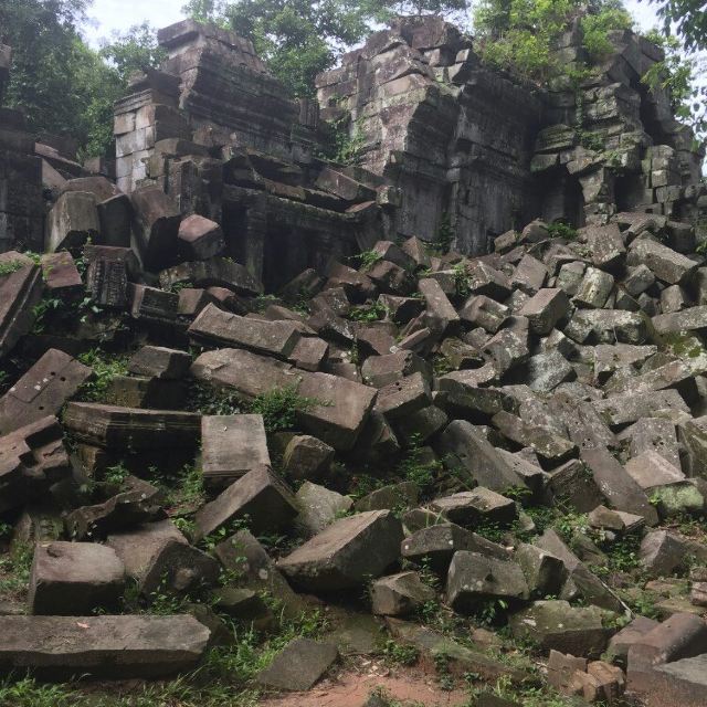回头,真的无法相信我们刚从这些乱石堆中爬过,真是踩在千年的石头上了