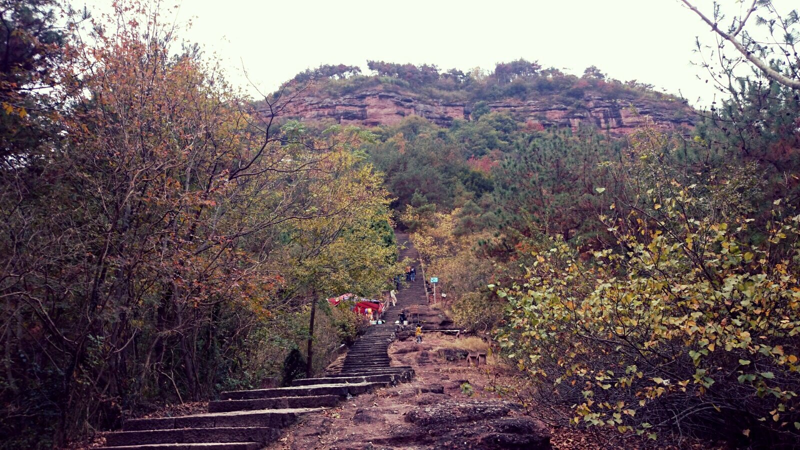 龙穿峡里寻龙影,赤城山上觅仙踪