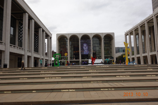 世界著名的茱莉亚音乐学院就在其隔壁.林肯艺术中心的位