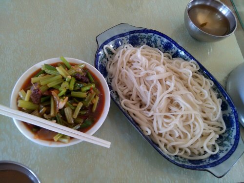 315国道,加油站边的回民餐馆,拉条子面,重口味! 三十六团