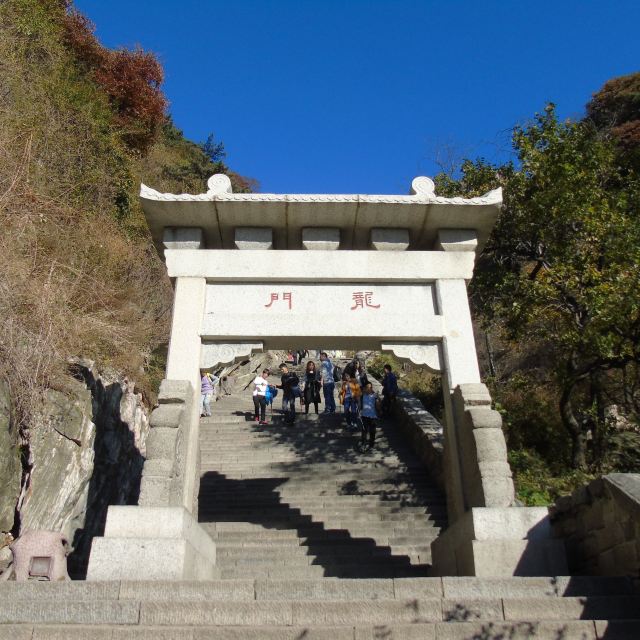 山上的必经之路,真是跳过龙门,才能过泰山,坊址东为大龙峪,雨季众水归