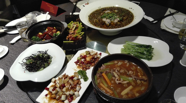 晚餐在宽窄巷子附近的一家创建于1929年的努力餐馆就餐,舒舒服服的搓