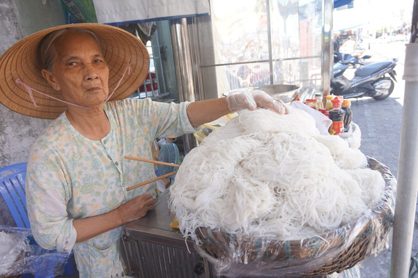 街上的米粉摊,可能不愿让我照,所以表情不好.