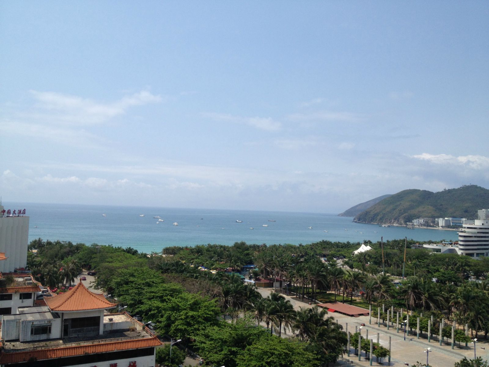 大东湾的海景,水面跟洒了油一样,闪闪的!