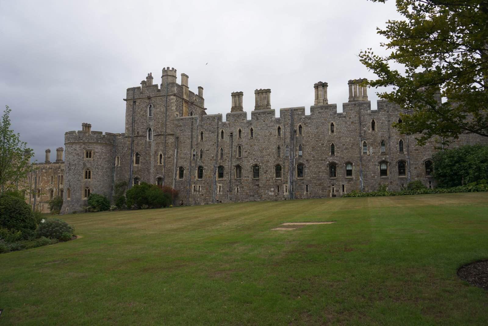 温莎城堡(windsorcastle)位于英国伯克郡的温莎,是世界上有人居住的