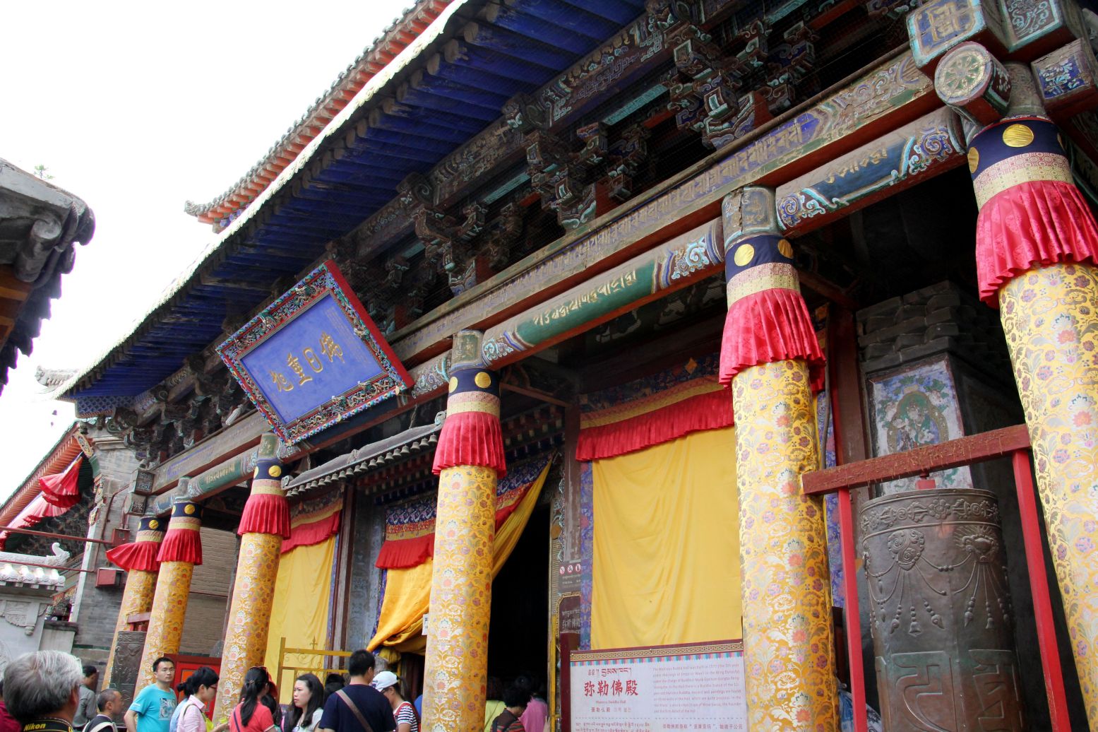 经过40分钟的车程塔尔寺到了,因为是阴天,所以感觉天气还是