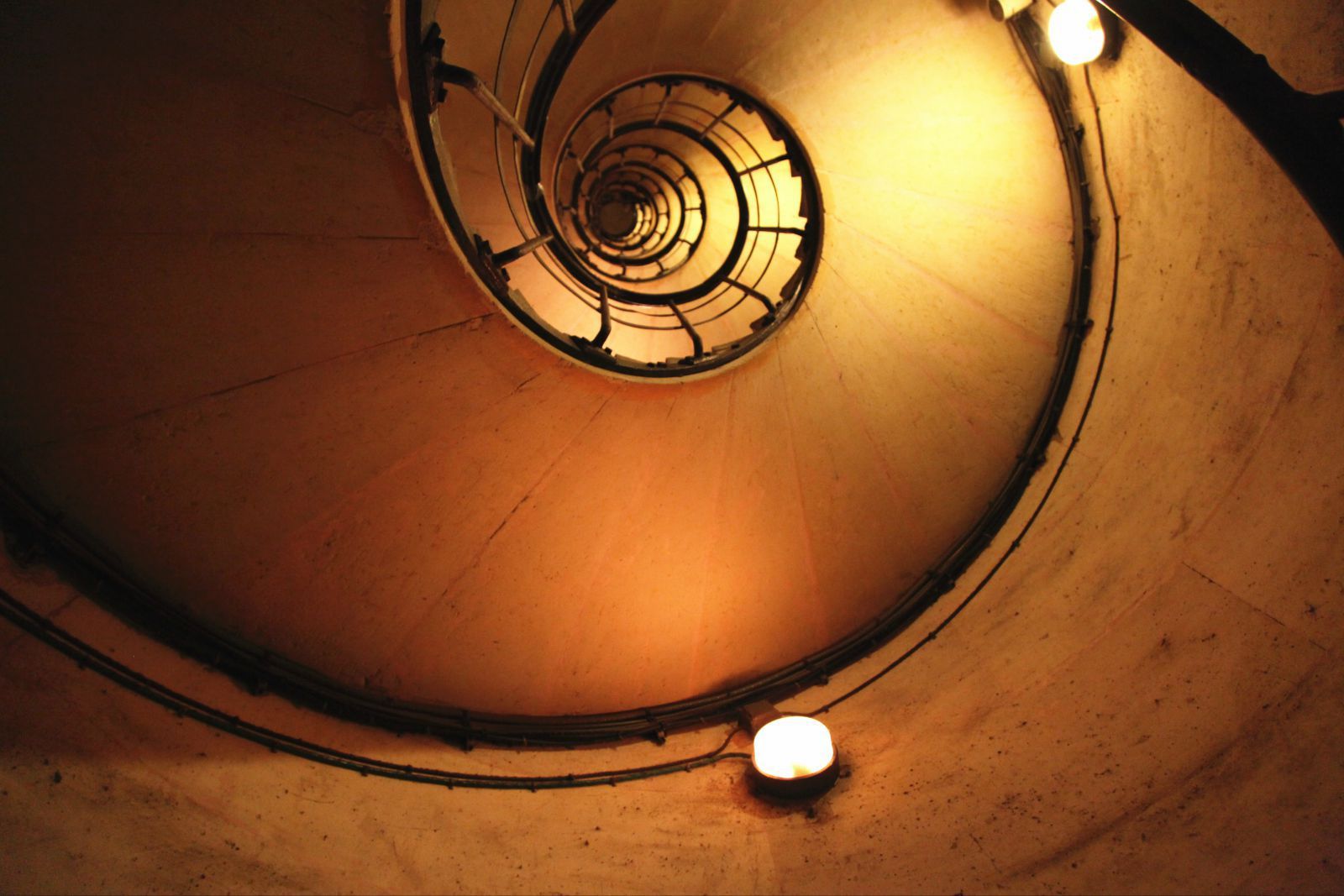 穿过这个螺壳,就到凯旋门的顶部了 凯旋门与夜巴黎