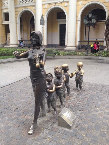 貌似五大道也有这样的铜像 沙面