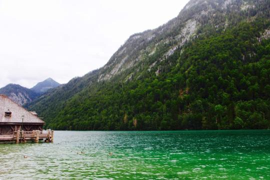 青山绿水,湖水是真的有这么绿哦,水盈盈的绿,宝石般折射出不同的层次