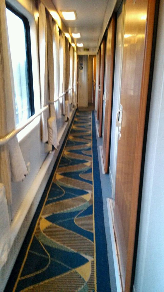 软卧车厢暖气很足,衣服一件一件地脱还是很热.