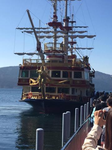 乘坐海盗船,游览芦之湖