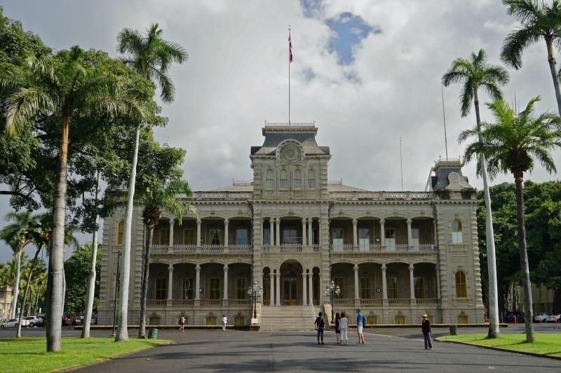 夏威夷的州政府大楼的设计独具匠心,象征着夏威夷州是在海洋和火山中