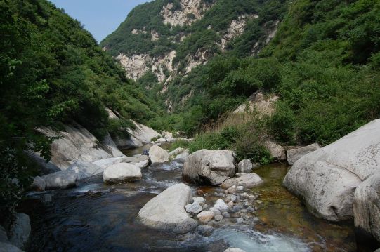 在西山农夫写的小峪-营盘穿越的攻略里说到:徒步路段只有小峪口到柞水