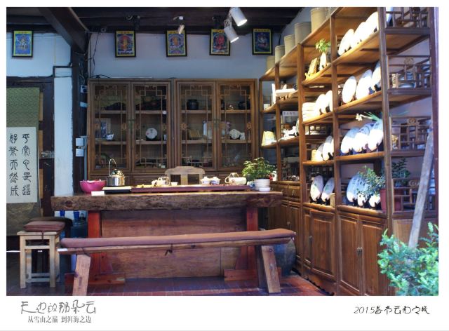 可以躲在一个角落里纯粹晒太阳,也可以坐在街角的咖啡漫无目标的看着