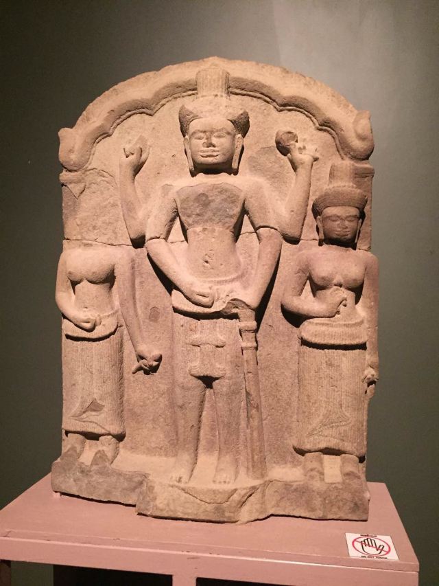 毗湿奴神和他的两个妻子,吉祥天女和大地女神,她们各单手捧莲花.