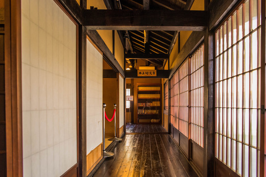 一侧为典型的日式回廊.