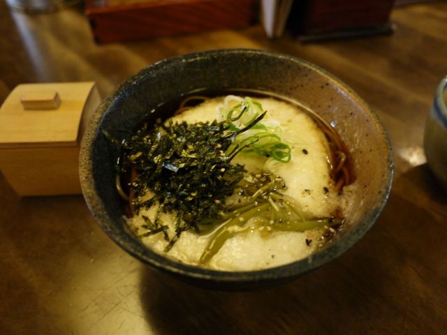 介於晚上還要胡吃海喝,點了小碗的招牌山藥泥冷蕎麥麵,很有嚼勁,山藥