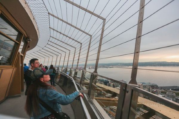 太空针塔 走出餐厅,外面是360度的观景台.