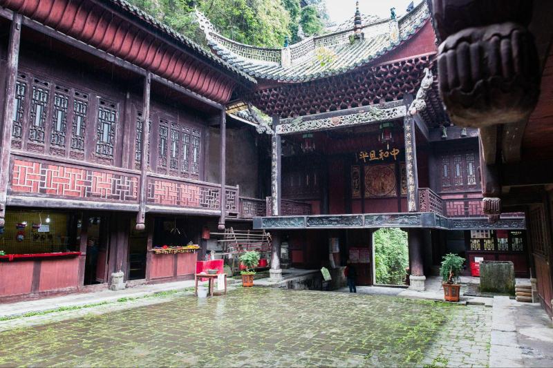 青龙洞依山而建,庭院楼阁错落有致. 青龙洞