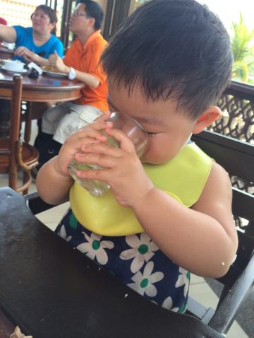 喝到了喝到了!我会自己用杯子喝水了!别问我洒了多少.