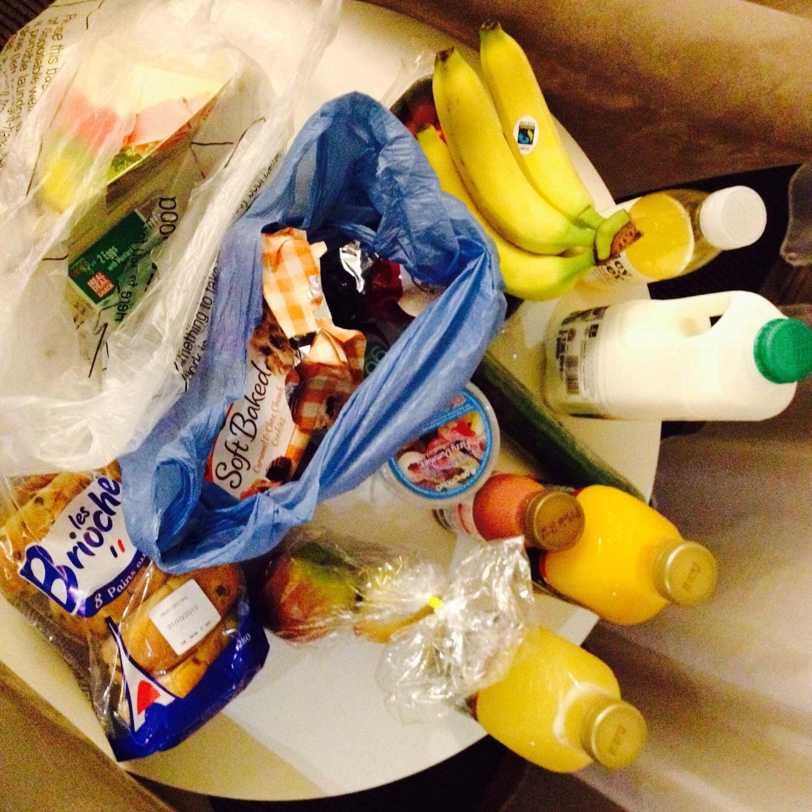 在超市买了一堆吃的都快都成山. 布里斯托