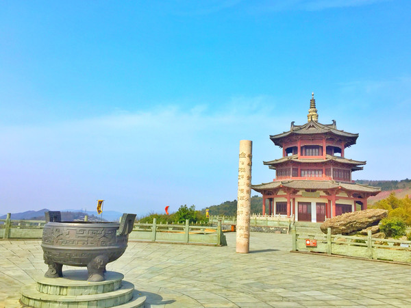 这里重建了东渡遗址秦渡庵,整修了徐福东渡摩崖石刻,炼丹洞,小休洞等