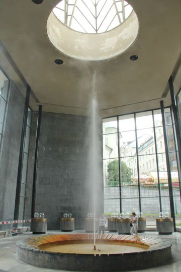 费日德罗喷泉,最大的泉眼,能喷出十几米 温泉之城——卡罗维发利