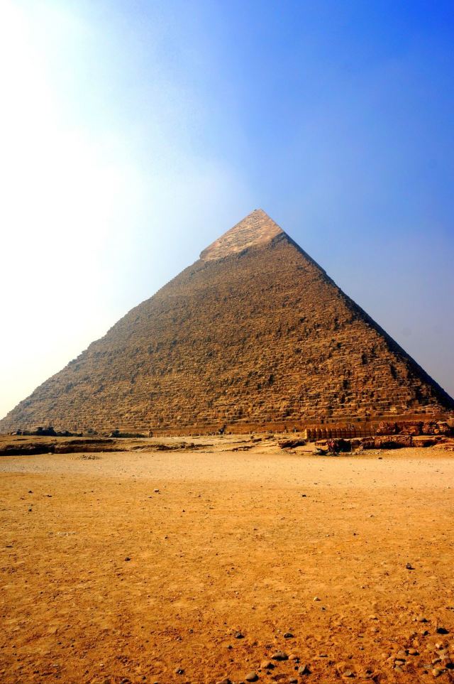 海夫拉金字塔,塔顶仍然保存了金字塔原有的平滑造型 吉萨金字塔