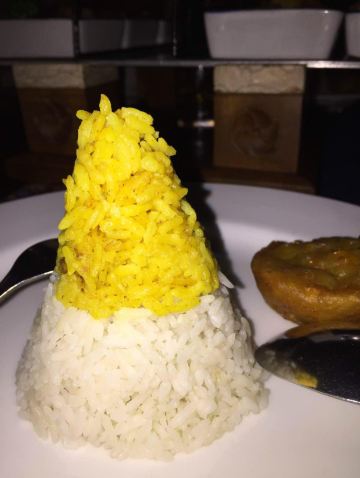 上面的黄米饭是用姜汁和椰油混合做的,这个味道还不错.