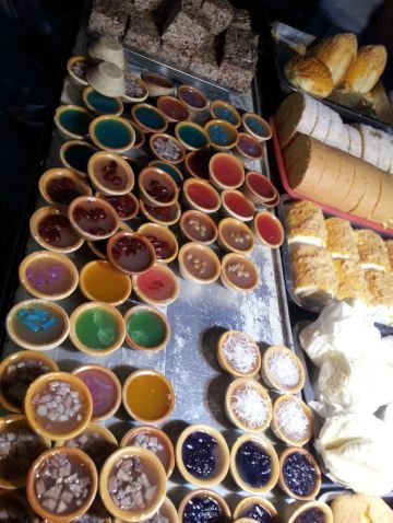 夜市中的钵仔糕,五颜六色,甚是漂亮. 北海