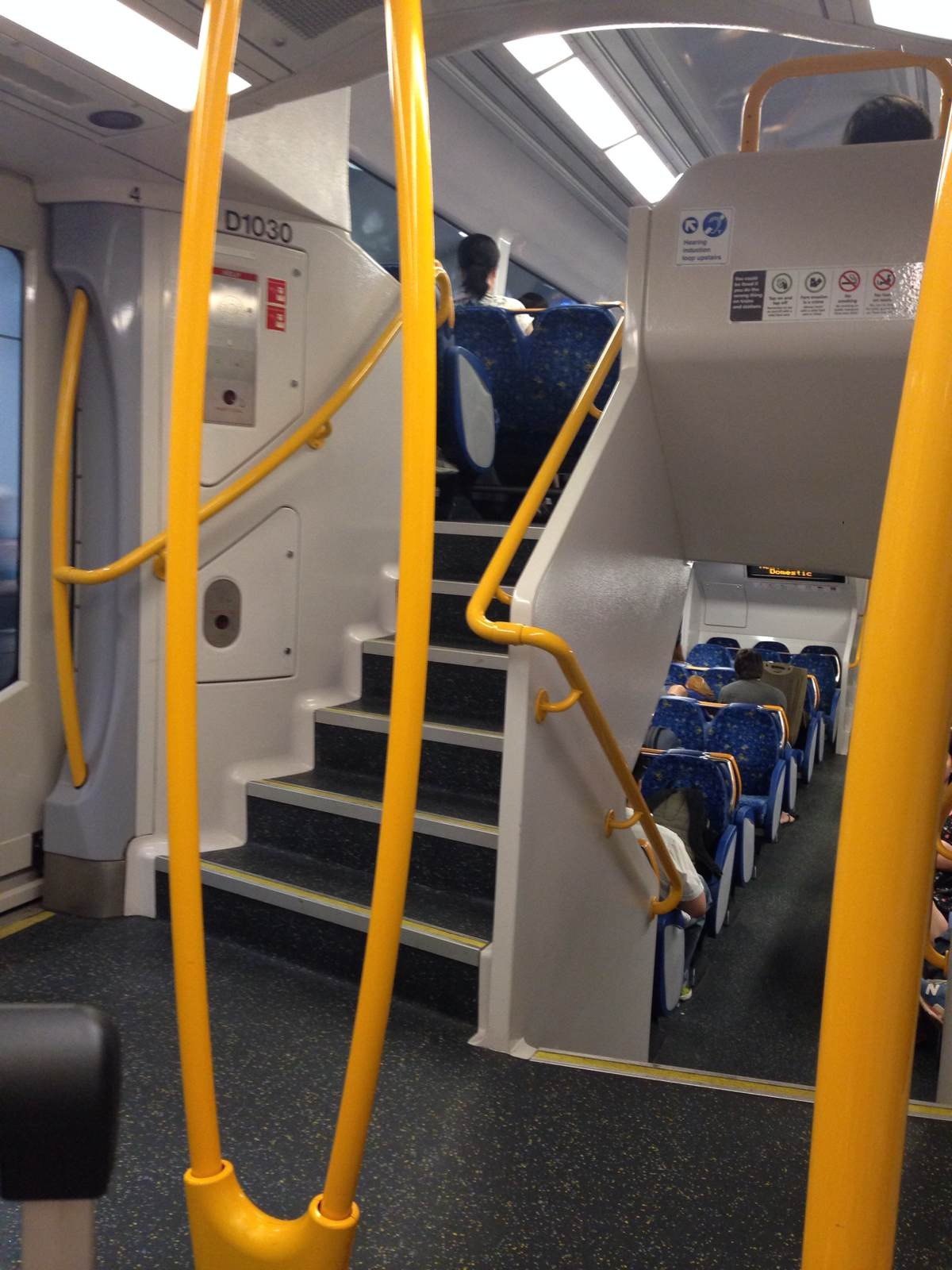 火车很像我们的地铁,但是是上下两层的,空间非常大 悉尼