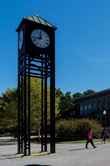 西方大学的常规布局,校园中心会有一座钟,可是这个简陋了点 罗切斯特