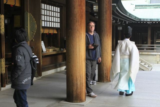 穿戴奈良时代流传至今的白色"狩衣"的神职人员 明治神宫