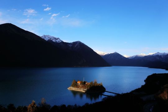 扎西岛,传说该岛是"空心岛",即岛与湖底是不相连而漂浮在湖水上的.
