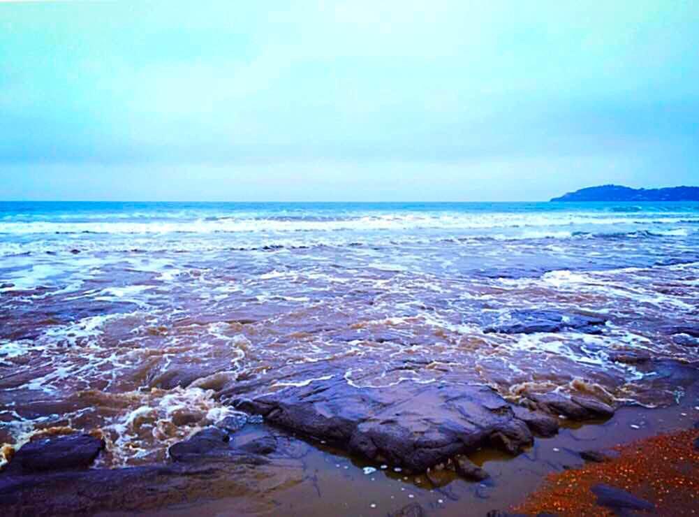 海水不停地衝刷著沙灘上的岩石. 莫埃拉基