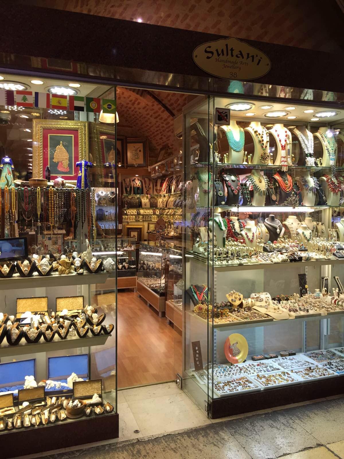 据说是花漾姐姐里的烟斗店!老板拿出微信给我们看说他有导演的微信!