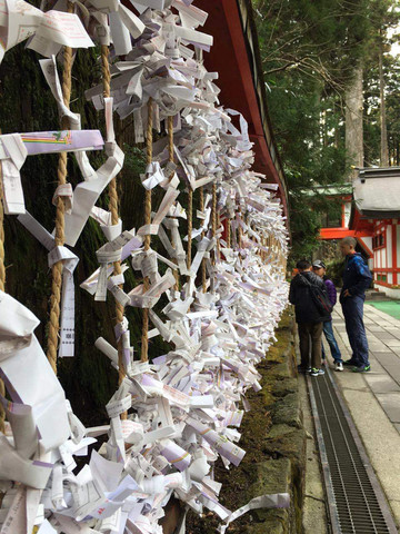到"元箱根港"汽车站下车,徒步约10分钟 神社里,大家祈福的纸条