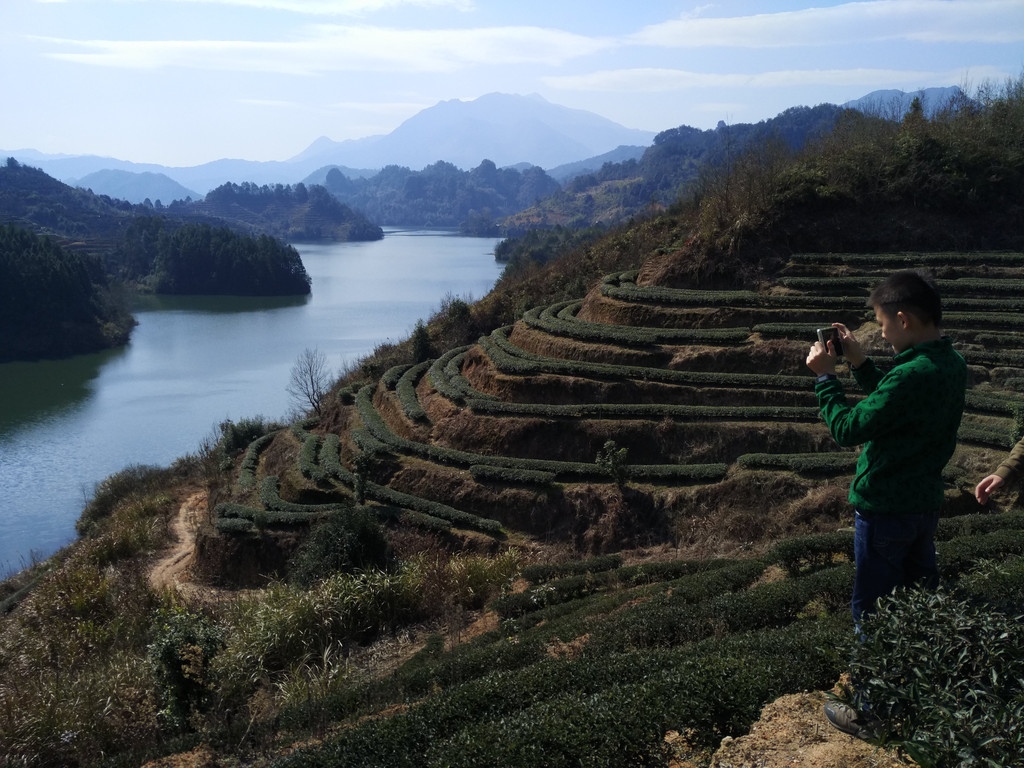 两个小伙伴快乐地嬉闹在山水之间