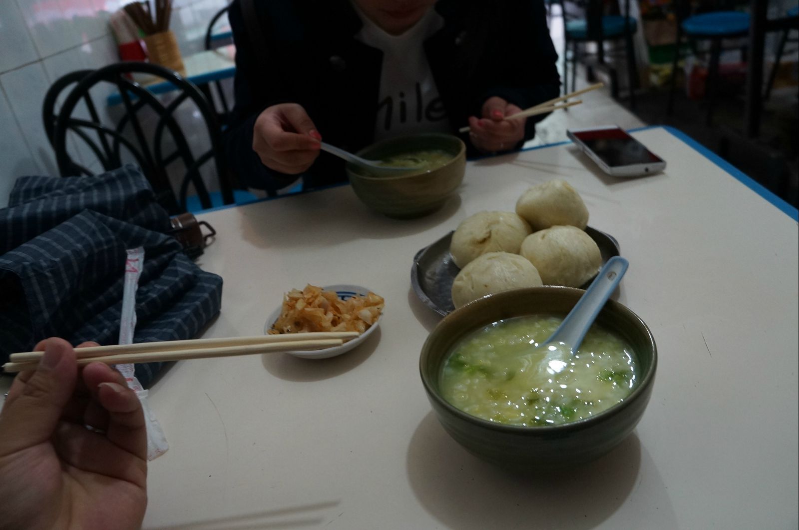 包子稀飯鹹菜,吃的真舒服啊. 早餐