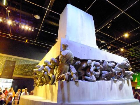 魔法部里面,众多麻瓜扛起的雕塑.