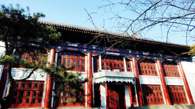 北京大学校友桥是燕京大学校友们捐资修建的,位于北京大学西门入口