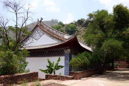 从背面看大成殿,绿树掩映下很是漂亮. 黑井文庙