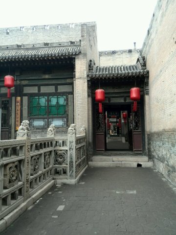 会客厅旁,就是五进穿堂院落,全长99.8米,取九九回春之意. 渠家大院