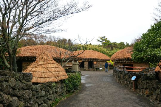 错落有致的草房能够真实反映济州岛原居民的生活状态,可惜天气不好,不