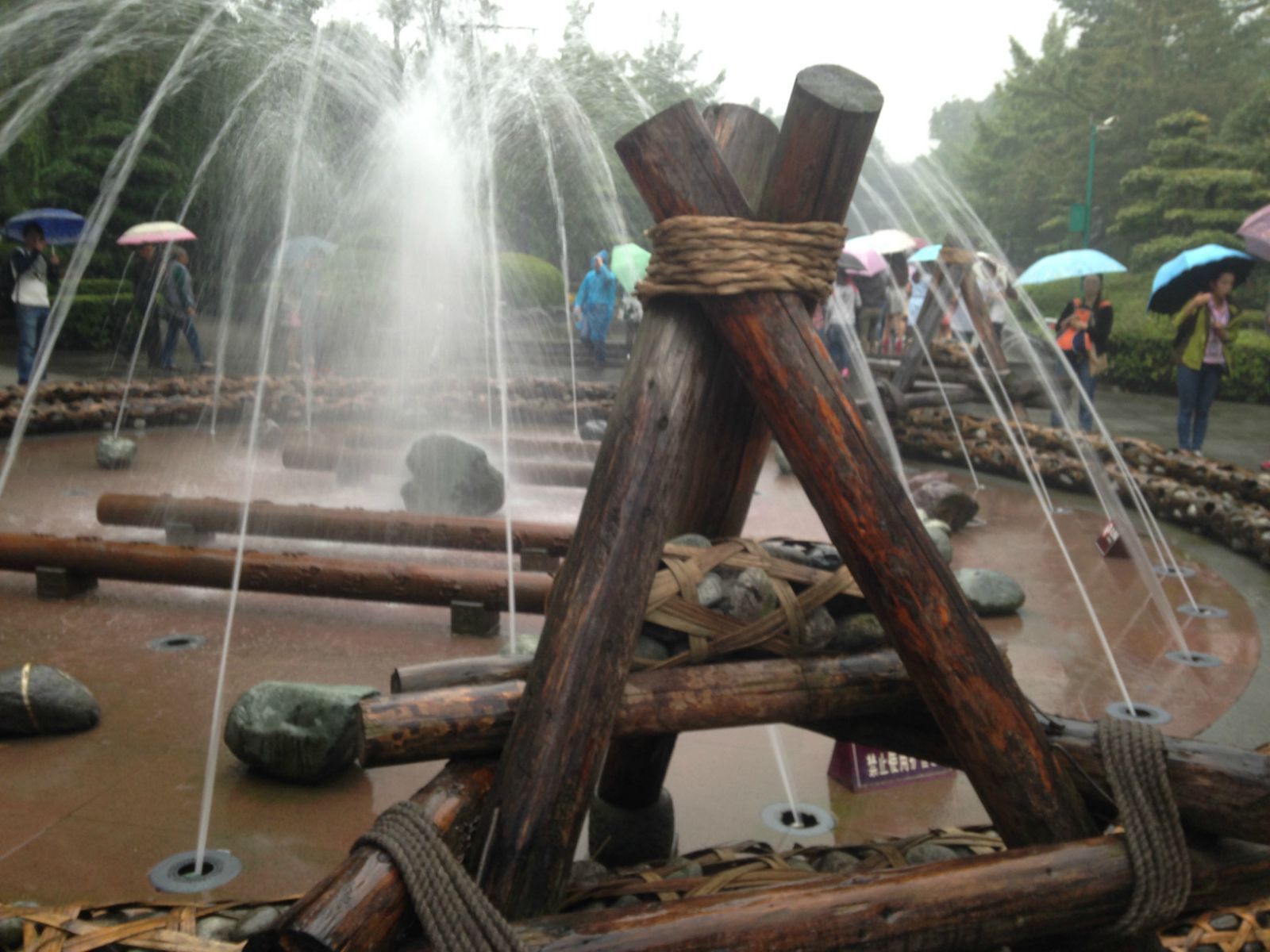 卧铁,一共四根,最早的是唐朝的,每年清理淤积的泥沙的标杆 都江堰风景