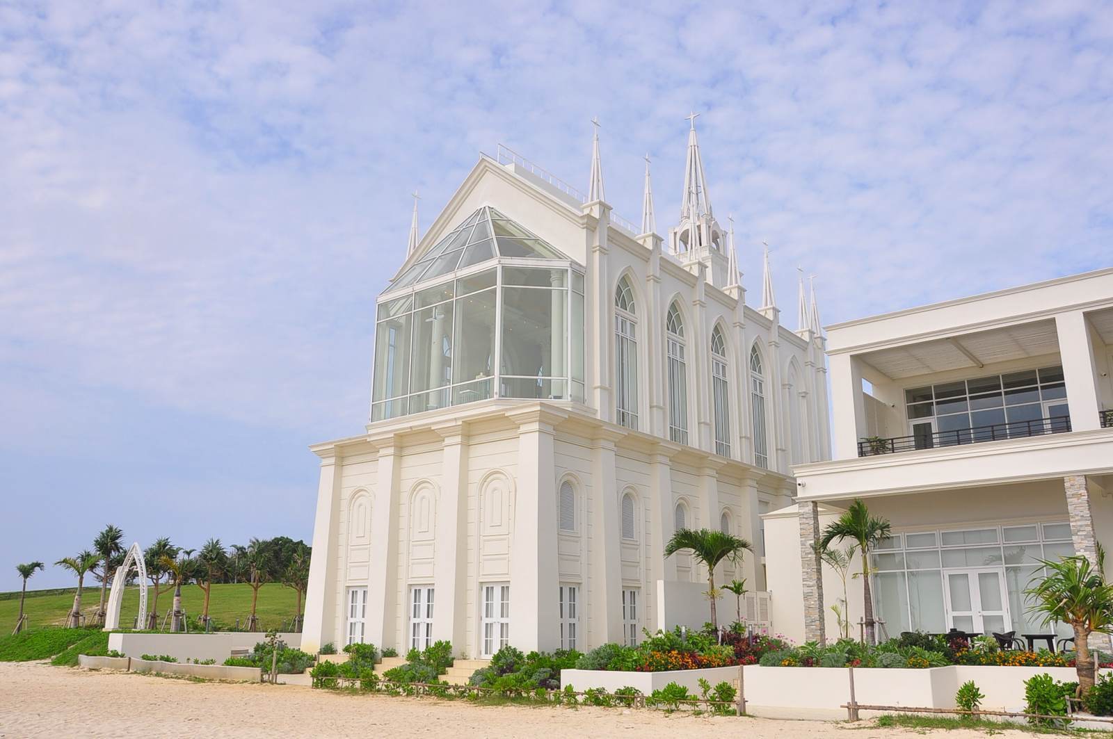 蓝天白云碧海青草白色教堂~~多少女孩子对婚礼的梦想. 阿嘉岛